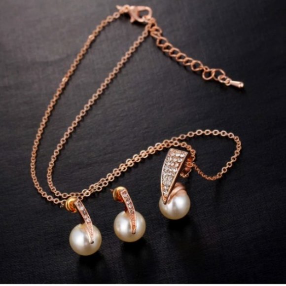 LiveChicStyle Jewelry - *Stunning Vintage Pearl Necklace Earring Set